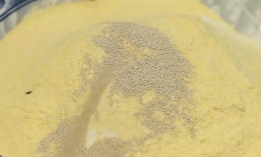 英亚官方网站_半碗玉米粉加1碗面粉 你能想到的最起码是不烤不烙 比面包好吃(图2)